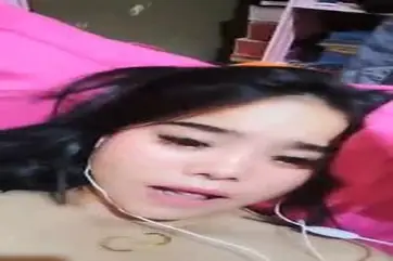 Pamer Meki Pake Earphone Putih poster